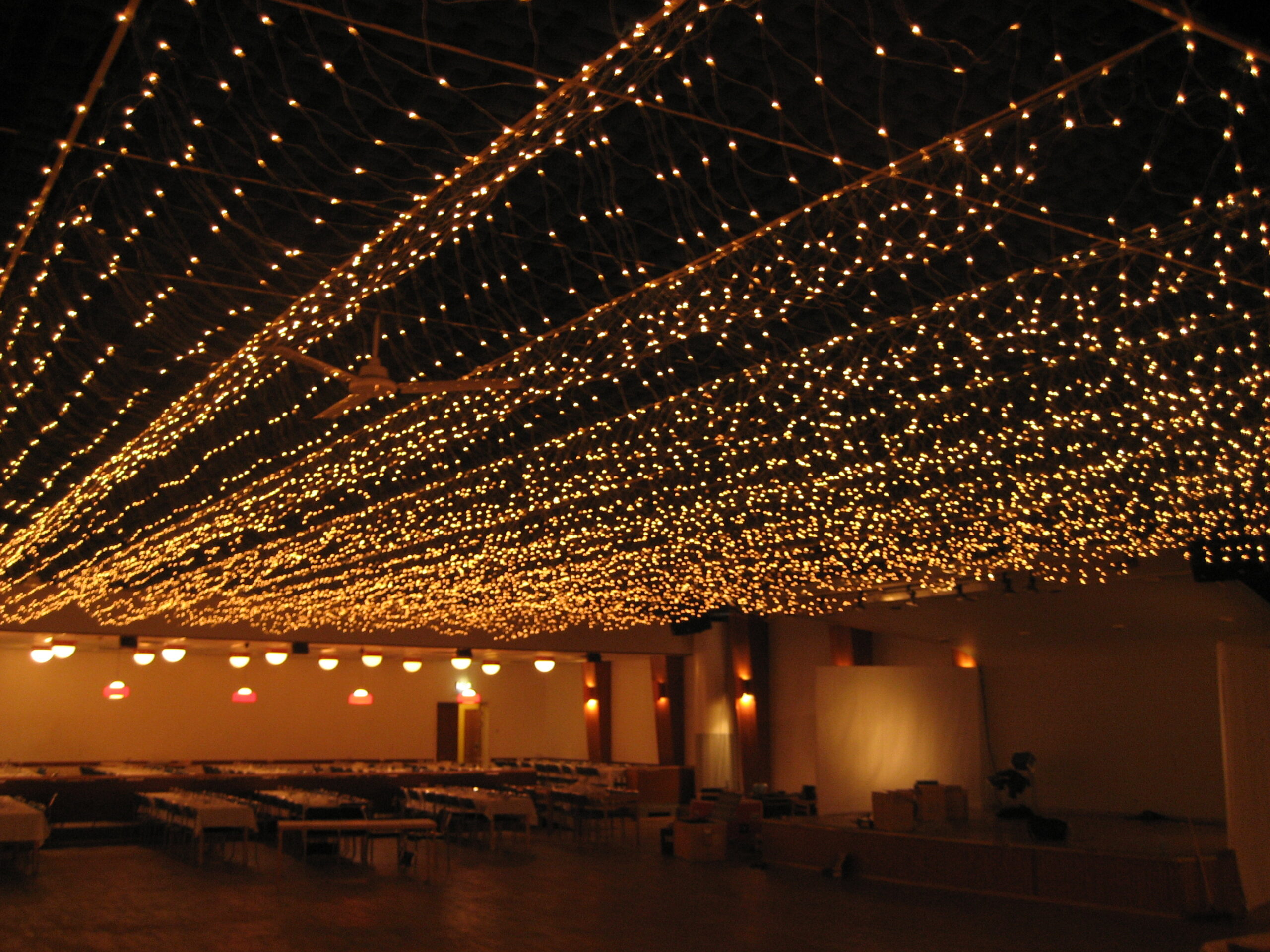 Ljusnat dekorljus IMG 2419 scaled - Eventkraft hjälper gärna till vid arrangemang av bröllopsfester. Inte nog med att vi bokar artister och underhållning som kan bidra till en minnesvärd fest, vi har även en stor mängd utrustning som kan hyras för att förbättra festens förutsättningar.