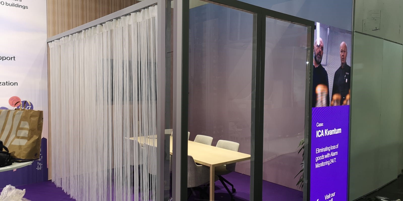 M3 - beMatrix är ett av de ledande varumärkena för modulbaserade montersystem. Det är ett flexibelt och hållbart system som kan kläs med det du önskar: tryckt textil, trä, forex- eller gobond-skivor, LED-skin eller glas. Det innebär att man kan få väggar, golv och tak inklädda med vilka typer av bilder man vill - en monter som ser ut exakt som du har visualiserat den! Utöver montrar kan man enkelt skapa exponeringsytor, pop-up-koncept, bygga rum i rummet, rama in scener, event, konferenser o.s.v.