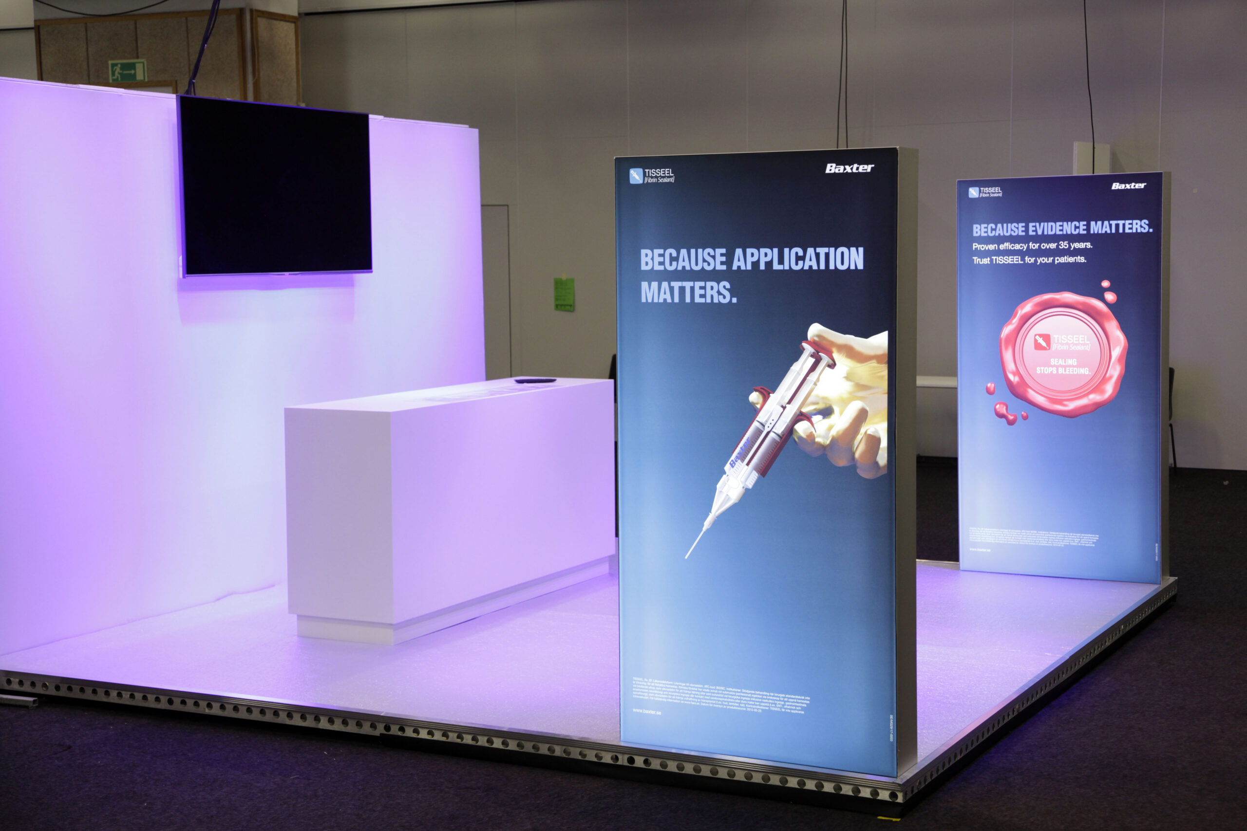 MG 9651foto Johnny ME3DIA 2 scaled - beMatrix är ett av de ledande varumärkena för modulbaserade montersystem. Det är ett flexibelt och hållbart system som kan kläs med det du önskar: tryckt textil, trä, forex- eller gobond-skivor, LED-skin eller glas. Det innebär att man kan få väggar, golv och tak inklädda med vilka typer av bilder man vill - en monter som ser ut exakt som du har visualiserat den! Utöver montrar kan man enkelt skapa exponeringsytor, pop-up-koncept, bygga rum i rummet, rama in scener, event, konferenser o.s.v.