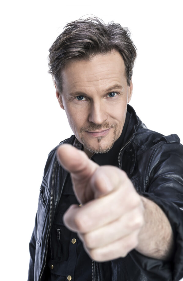 Magnus Backlund 2 2018 - Magnus Bäcklund började sin karriär 2002 då han deltog i programmet ”Fame Factory” och vann första säsongen hösten 2002. 2003 bildade han duon FAME med Jessica Andersson och tillsammans vann de Melodifestivalen samma år.