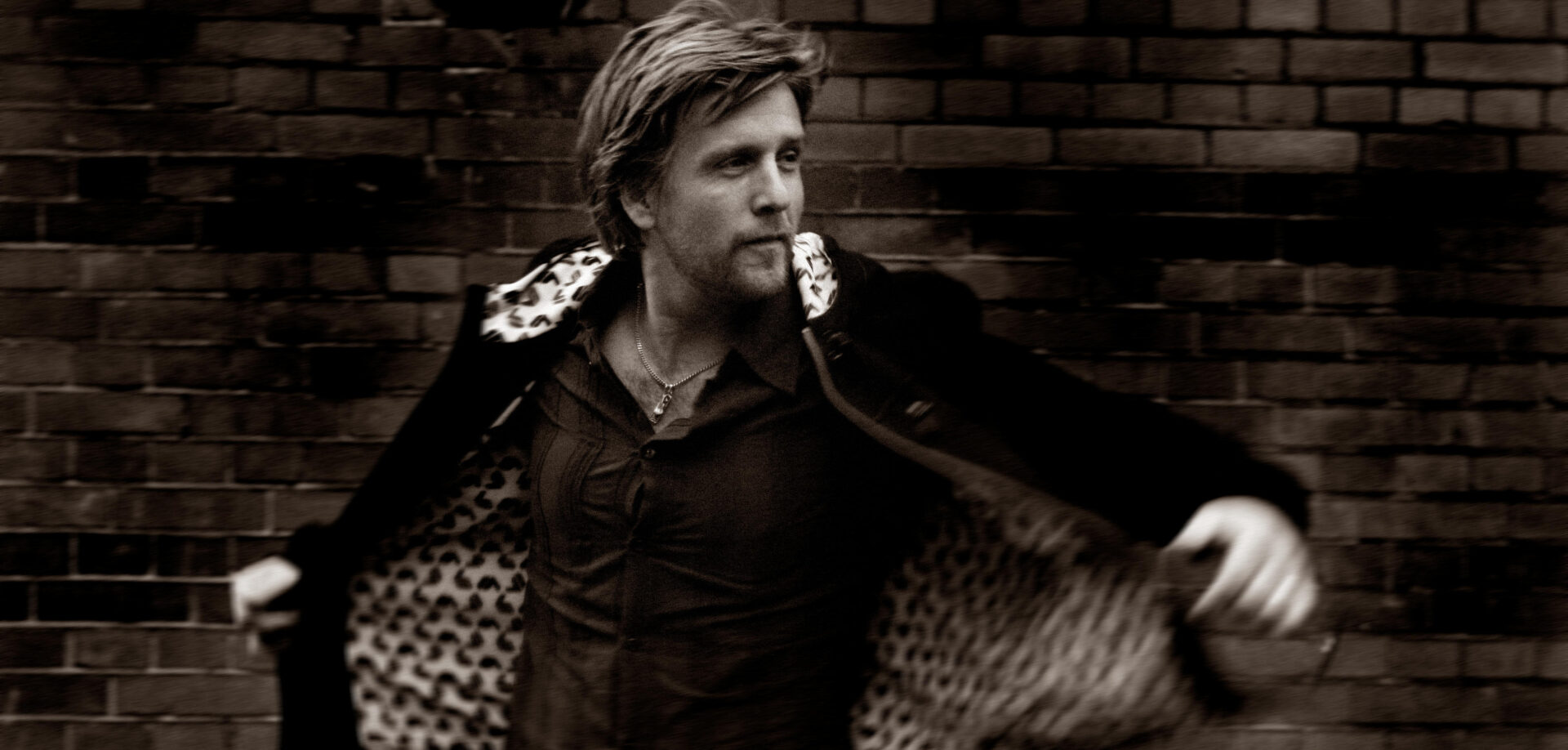 Magnus Lang Trubadur med bakrunder 3 - Magnus Lang har arbetat som trubadur/musikunderhållare sedan 1995!