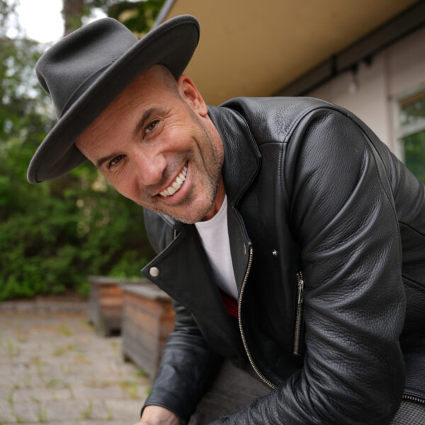 Martin Stenmarck - Janes Bomb är ett av våra bästa partyband och vi vågar påstå att dom kan få igång vilken publik som helst!  Bandet har en snygg, cool framtoning och lead-sångaren Jerker Tenenbaum jobbar stenhårt med publikkontakt och interaktion. Sedan ett år tillbaka kan Janes Bomb förstärkas med en kvinnlig sångerska – Karolina – som tillsammans med övriga bandet och Jerker bjuder på en show som Ni sent ska glömma. Det är underhållande och högt tempo hela tiden – från scen, ute i publiken, bakom scenen och t.o.m. under scenen. Janes Bomb är bandet som gör rätt för sig; ”Ett av Sveriges hetaste coverband” enligt NRJ Hit Radio. Vi håller med om detta!