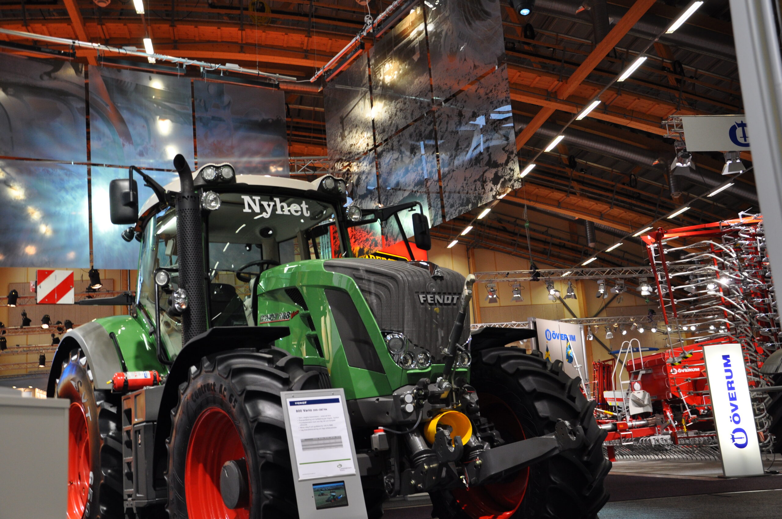 Massa ljussattning traktor scaled - I vår hyrshop finns all typ av utrustning till din monter. Kontakta oss för att höra mer om hur vi kan hjälpa dig.