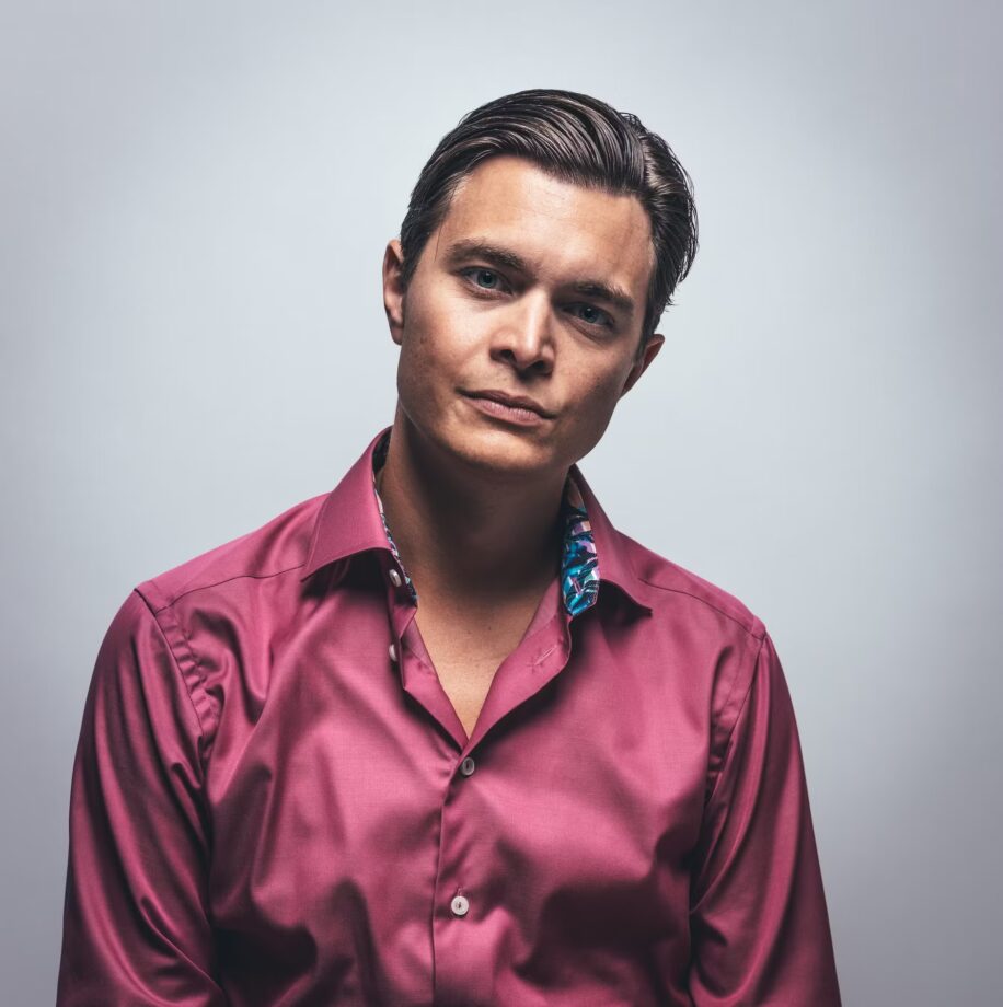 Messiah Hallberg - Messiah Hallberg är en av Sveriges mest träffsäkra och uppmärksammade komiker och medieprofiler. Han har gjort starkt intryck i populära tv-program som Roast på Berns, Let’s Dance, RAW Comedy Club, Ballar av stål och Comedy Fight Club, där hans skarpa stil och karisma gjort honom till en publikfavorit.