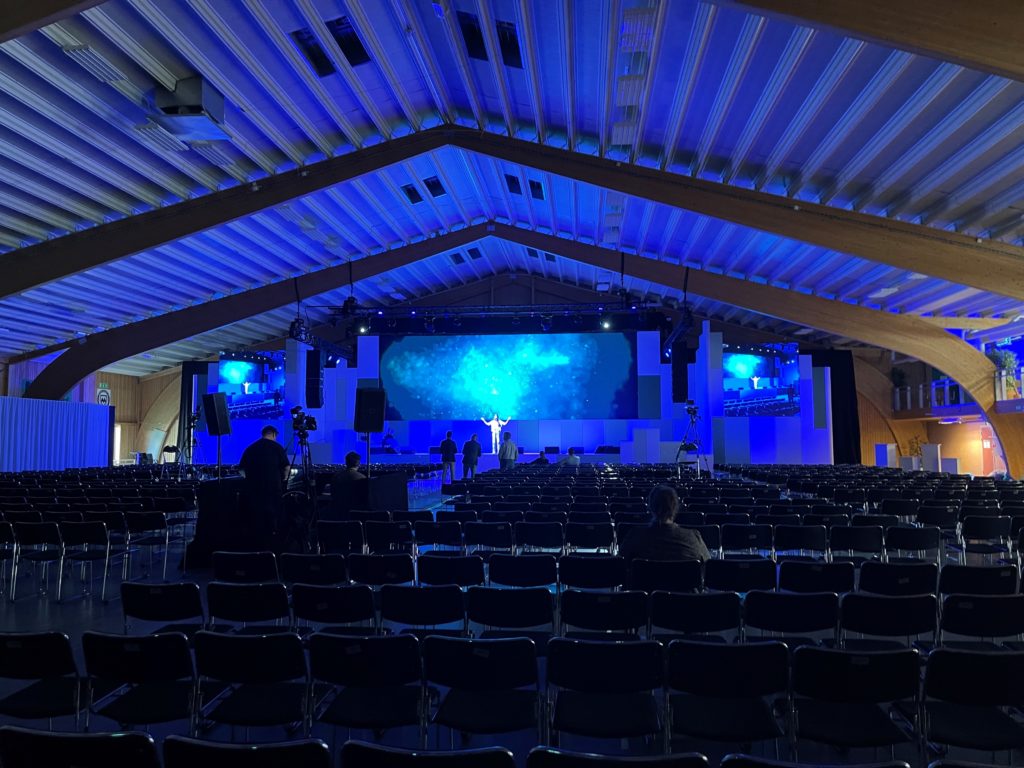 Nibe årsstämma & 70-årsjubileum - Nibe Industrier kontaktade Eventkraft för att få hjälp med genomförandet av sin årsstämma. Efter pandemin kunde man återuppta en publik stämma, men man ville också ha en viss förändring mot tidigare års upplägg och utseende. Nibe25 1024x768 1 - Nibe Industrier kontaktade Eventkraft för att få hjälp med genomförandet av sin årsstämma. Efter pandemin kunde man återuppta en publik stämma, men man ville också ha en viss förändring mot tidigare års upplägg och utseende.