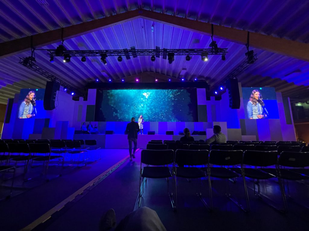 Nibe årsstämma & 70-årsjubileum - Nibe Industrier kontaktade Eventkraft för att få hjälp med genomförandet av sin årsstämma. Efter pandemin kunde man återuppta en publik stämma, men man ville också ha en viss förändring mot tidigare års upplägg och utseende. Nibe28 1024x768 1 - Nibe Industrier kontaktade Eventkraft för att få hjälp med genomförandet av sin årsstämma. Efter pandemin kunde man återuppta en publik stämma, men man ville också ha en viss förändring mot tidigare års upplägg och utseende.