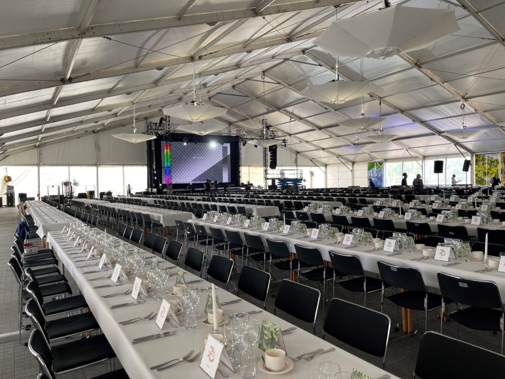 Nibe årsstämma & 70-årsjubileum - Nibe Industrier kontaktade Eventkraft för att få hjälp med genomförandet av sin årsstämma. Efter pandemin kunde man återuppta en publik stämma, men man ville också ha en viss förändring mot tidigare års upplägg och utseende. Nibe31 1 1024x768 1 - Nibe Industrier kontaktade Eventkraft för att få hjälp med genomförandet av sin årsstämma. Efter pandemin kunde man återuppta en publik stämma, men man ville också ha en viss förändring mot tidigare års upplägg och utseende.