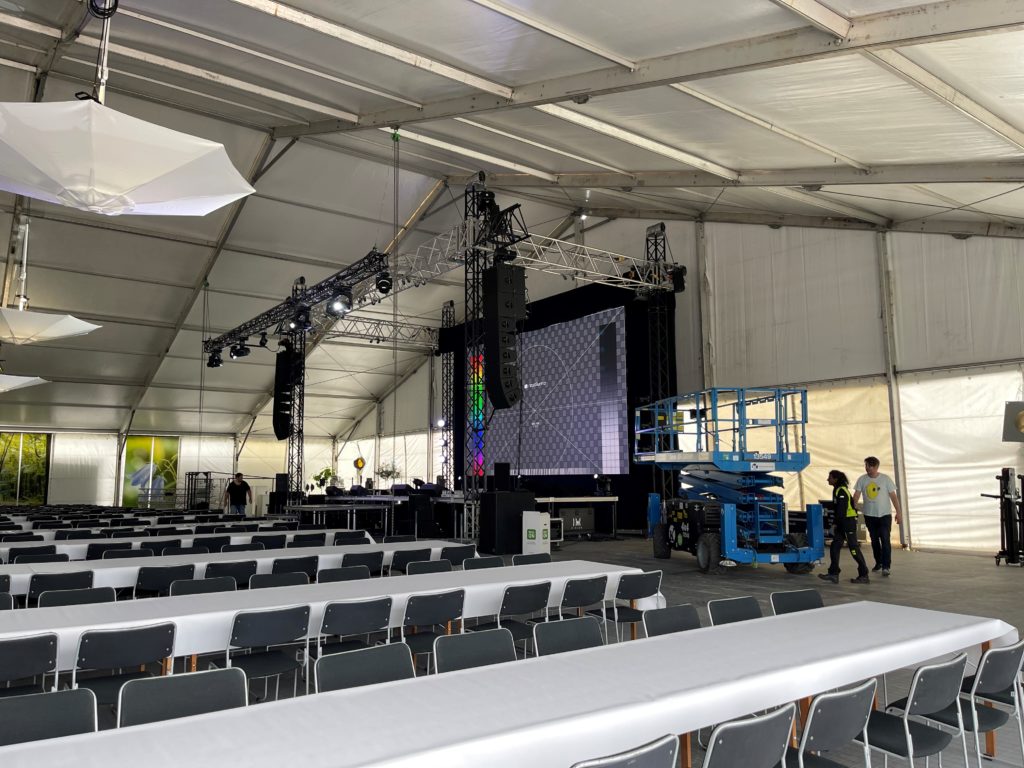 Nibe årsstämma & 70-årsjubileum - Nibe Industrier kontaktade Eventkraft för att få hjälp med genomförandet av sin årsstämma. Efter pandemin kunde man återuppta en publik stämma, men man ville också ha en viss förändring mot tidigare års upplägg och utseende. Nibe32 1 1024x768 1 - Nibe Industrier kontaktade Eventkraft för att få hjälp med genomförandet av sin årsstämma. Efter pandemin kunde man återuppta en publik stämma, men man ville också ha en viss förändring mot tidigare års upplägg och utseende.