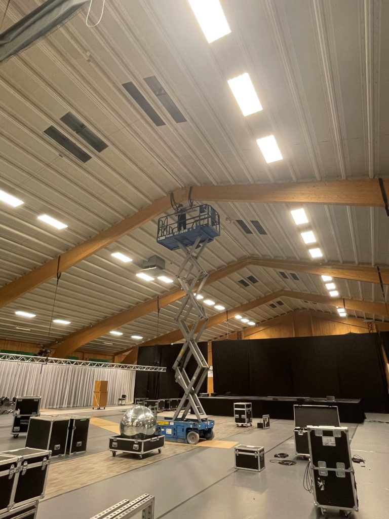 Nibe årsstämma & 70-årsjubileum - Nibe Industrier kontaktade Eventkraft för att få hjälp med genomförandet av sin årsstämma. Efter pandemin kunde man återuppta en publik stämma, men man ville också ha en viss förändring mot tidigare års upplägg och utseende. Nibe35 1 768x1024 1 - Nibe Industrier kontaktade Eventkraft för att få hjälp med genomförandet av sin årsstämma. Efter pandemin kunde man återuppta en publik stämma, men man ville också ha en viss förändring mot tidigare års upplägg och utseende.