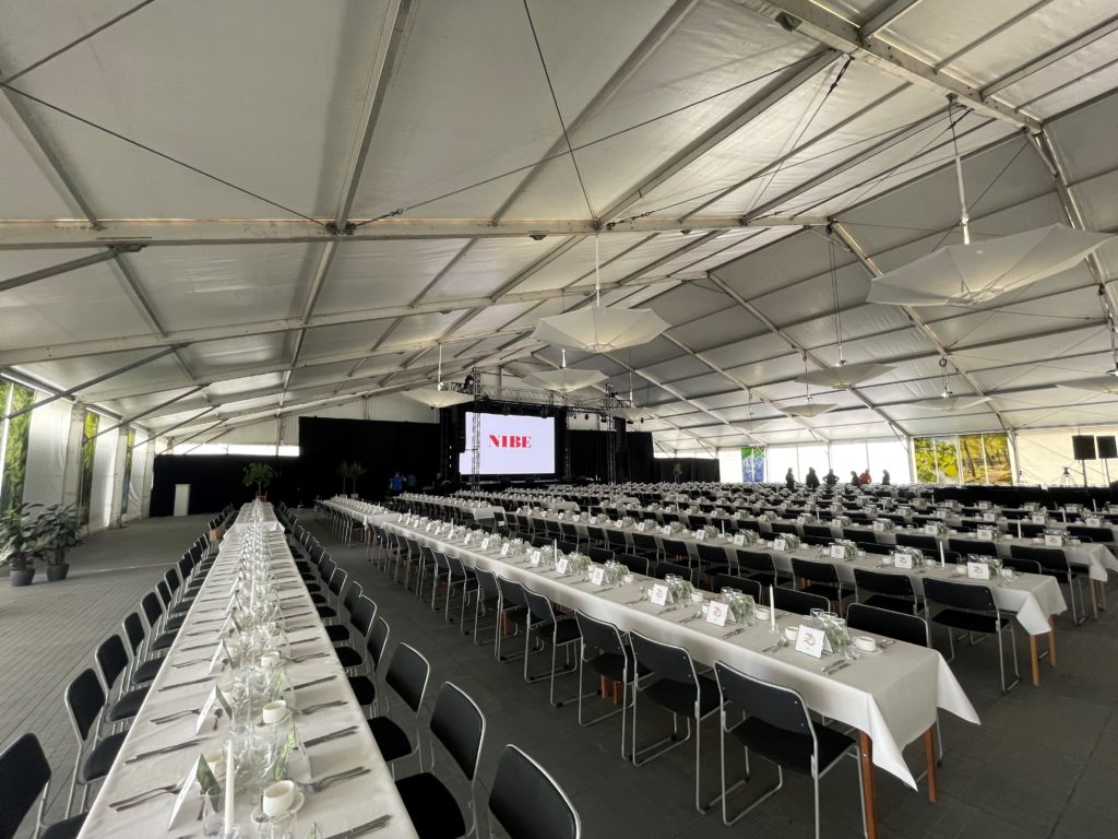 Nibe årsstämma & 70-årsjubileum - Nibe Industrier kontaktade Eventkraft för att få hjälp med genomförandet av sin årsstämma. Efter pandemin kunde man återuppta en publik stämma, men man ville också ha en viss förändring mot tidigare års upplägg och utseende. Nibe38 1 1024x768 1 - Nibe Industrier kontaktade Eventkraft för att få hjälp med genomförandet av sin årsstämma. Efter pandemin kunde man återuppta en publik stämma, men man ville också ha en viss förändring mot tidigare års upplägg och utseende.