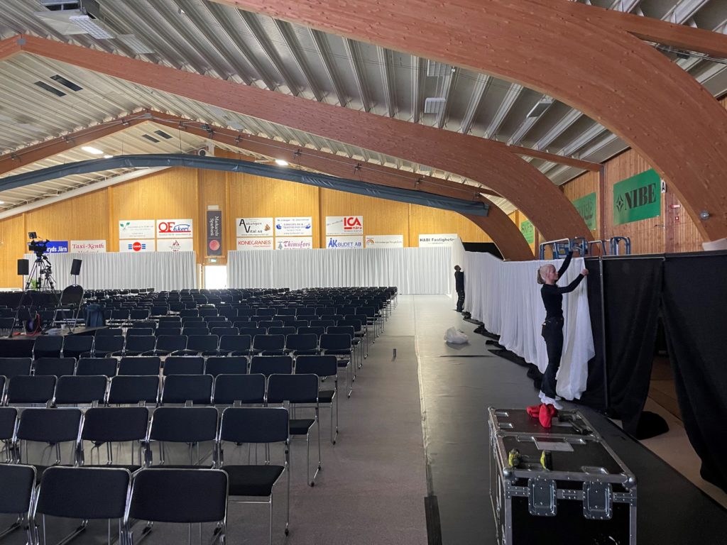 Nibe årsstämma & 70-årsjubileum - Nibe Industrier kontaktade Eventkraft för att få hjälp med genomförandet av sin årsstämma. Efter pandemin kunde man återuppta en publik stämma, men man ville också ha en viss förändring mot tidigare års upplägg och utseende. Nibe6 1024x768 1 - Nibe Industrier kontaktade Eventkraft för att få hjälp med genomförandet av sin årsstämma. Efter pandemin kunde man återuppta en publik stämma, men man ville också ha en viss förändring mot tidigare års upplägg och utseende.