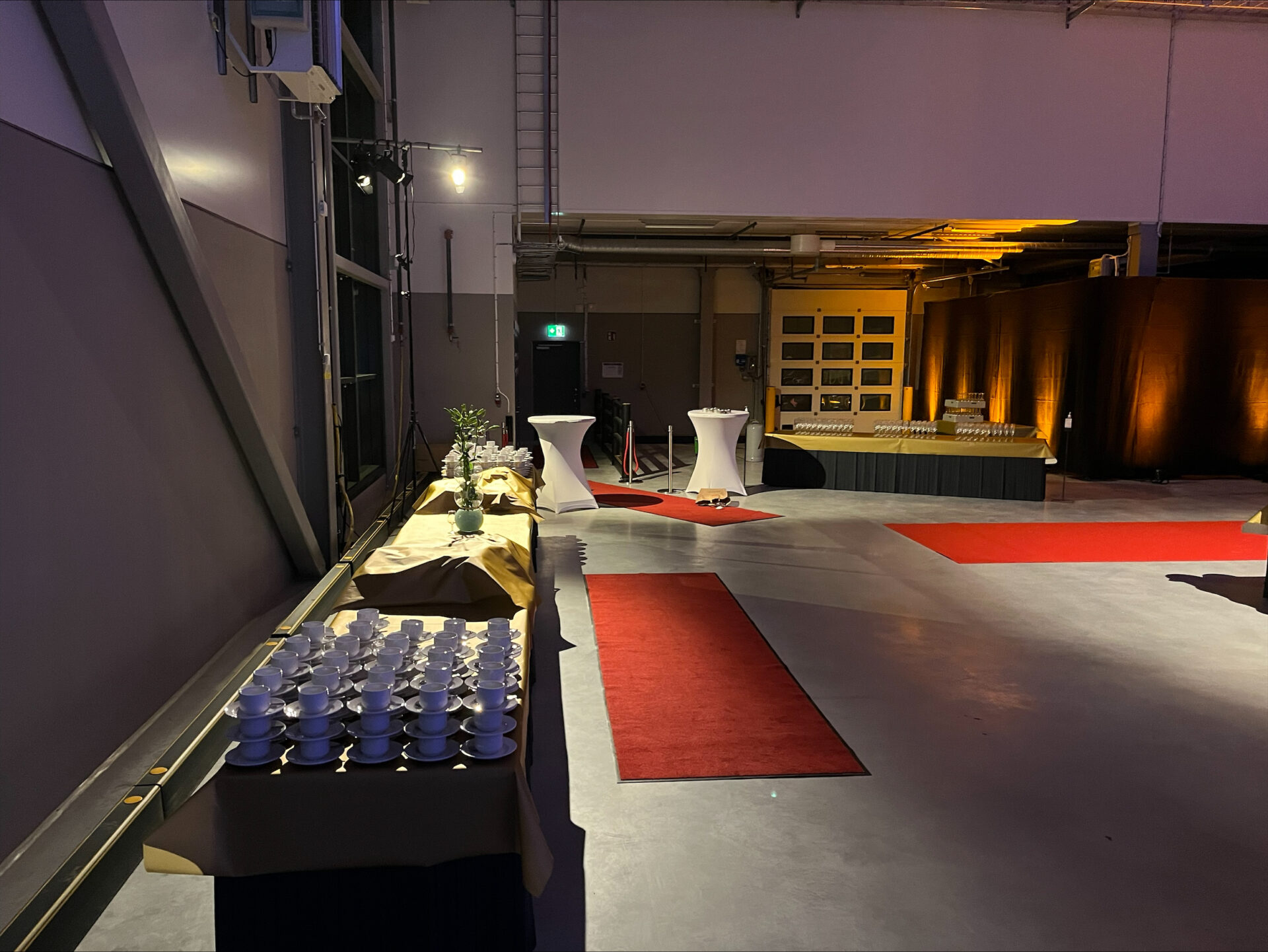 NibeGuldnalen mobler scen ljussattning tyger bildskarm beMatrix bar bardisk 2 - I mitten av november åkte vi till Markaryd och hjälpte Nibe med ett personal-event. Nibe har mer än 21 000 anställda globalt varav ca 1700 lokalt i Markaryd. Eventet var en hyllningskväll till de medarbetare i Sverige som har jobbat i företaget längre än 10 år och som därför hedrades med utmärkelsen Guldnålen.