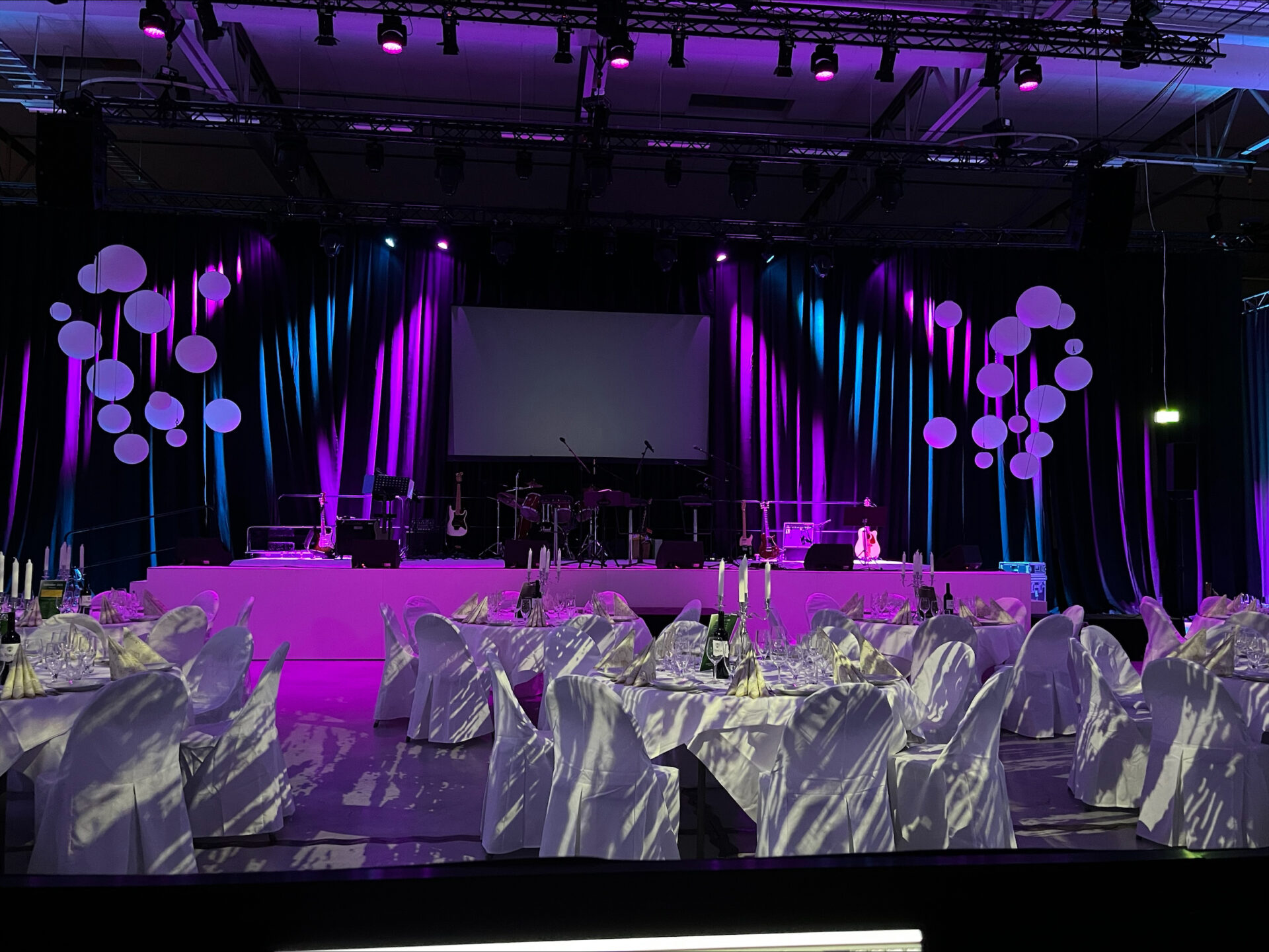 NibeGuldnalen mobler scen ljussattning tyger bildskarm beMatrix bar bardisk 3 - I mitten av november åkte vi till Markaryd och hjälpte Nibe med ett personal-event. Nibe har mer än 21 000 anställda globalt varav ca 1700 lokalt i Markaryd. Eventet var en hyllningskväll till de medarbetare i Sverige som har jobbat i företaget längre än 10 år och som därför hedrades med utmärkelsen Guldnålen.