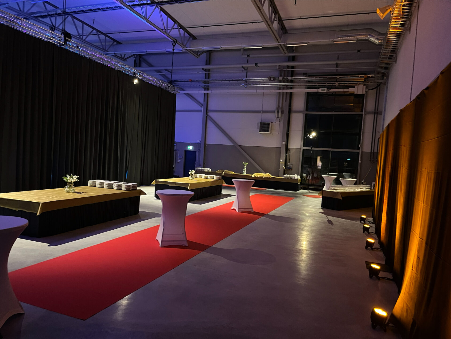 NibeGuldnalen mobler scen ljussattning tyger bildskarm beMatrix bar bardisk 5 - I mitten av november åkte vi till Markaryd och hjälpte Nibe med ett personal-event. Nibe har mer än 21 000 anställda globalt varav ca 1700 lokalt i Markaryd. Eventet var en hyllningskväll till de medarbetare i Sverige som har jobbat i företaget längre än 10 år och som därför hedrades med utmärkelsen Guldnålen.