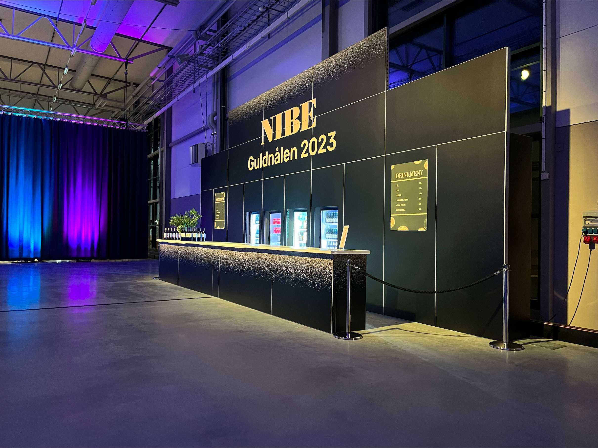 NibeGuldnalen mobler scen ljussattning tyger bildskarm beMatrix bar bardisk 6 - I så fall finns det mycket bra information för dig på den här sidan.