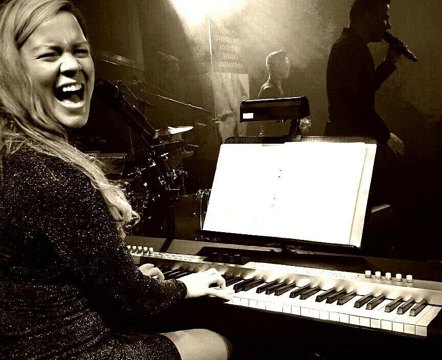 Nina Bjurenstedt Pianist e1692622681791 - Börja gärna med att läsa igenom vår prisguide över vad man bör tänka på när man bokar artister och underhållning. För att få en ungefärlig uppfattning om vad olika sorters underhållning kan kosta i samband med ett event så presenterar vi olika typer av underhållning nedan. Vi har även sammanställt en lite förenklad prisguide över de mest vanliga formerna av underhållning. Kika gärna på denna och hör av dig med önskemål om underhållning i en prisklass som du känner passar för ditt event!