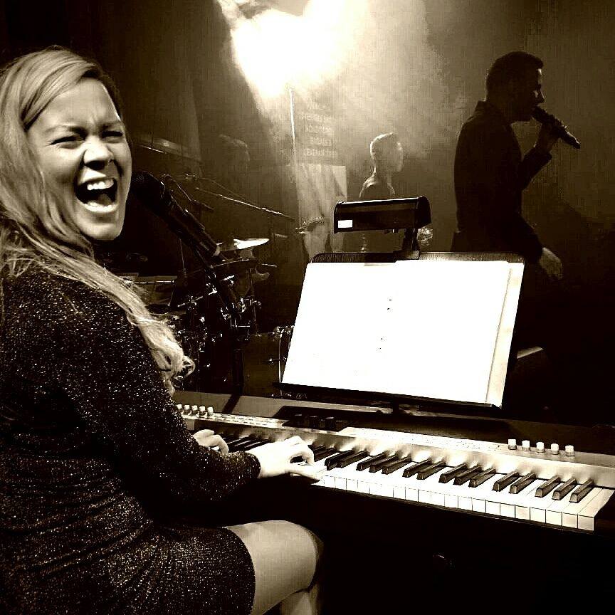 Nina Bjurenstedt - Eventkraft hjälper gärna till vid arrangemang av bröllopsfester. Inte nog med att vi bokar artister och underhållning som kan bidra till en minnesvärd fest, vi har även en stor mängd utrustning som kan hyras för att förbättra festens förutsättningar.