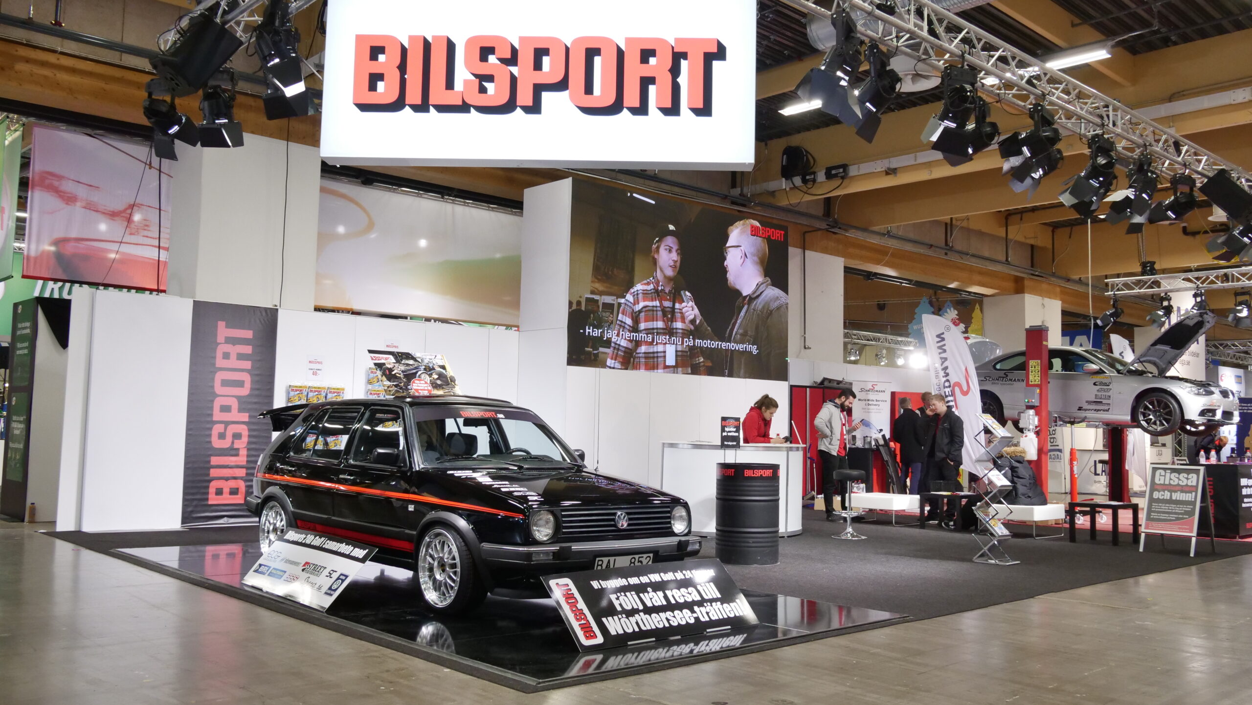 P1000435 scaled - Oavsett om du planerar en exklusiv produktlansering av en ny bilmodell eller en imponerande monter på ett bilexpo, ser vi till att varje detalj är optimerad för att framhäva din bils innovation, stil och prestanda. Med kreativ belysning som lyfter fram linjer och design, kraftfullt ljud som förstärker känslan av rörelse, och tekniska lösningar som imponerar, skapar vi en miljö som låter dina bilar ta centrum i rampljuset.