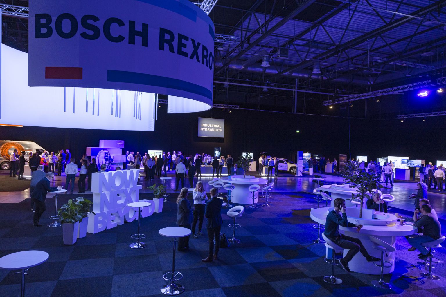 Rexroth 5 dec 2023 Fotograf Karin Boo 33 1536x1024 1 - I början av december gjorde vi på uppdrag av och tillsammans med Ratius ett trevligt B2B-event på Scandinavian Expo Arlanda. Bosch bjöd in sina största svenska kunder till en intern mässa för att visa upp sina viktigaste affärsområden. Vår leverans kröntes av en 20m² stor LED-skärm, diverse högbyggda beMatrix-väggar, konferensljudsystem och en storskalig och effektfull ljussättning.