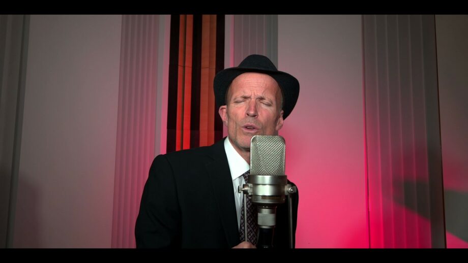 Robert Twamley SINATRA Moment - Det har gått 25 år sedan Frank Sinatra dog och nu tar den irländska sångaren Robert Twamley sin Frank Sinatra Tribute Show runt om i Sverige! Det har varit hans livslånga ambition att få ge oss sin tolkning av The Great American Songbook. Särskilt de sånger som gjorde Sinatra känd. Med en bakgrund inom Americana och Country har Robert alltid beundrat mannen som också är känd som "Chairman of the Board".