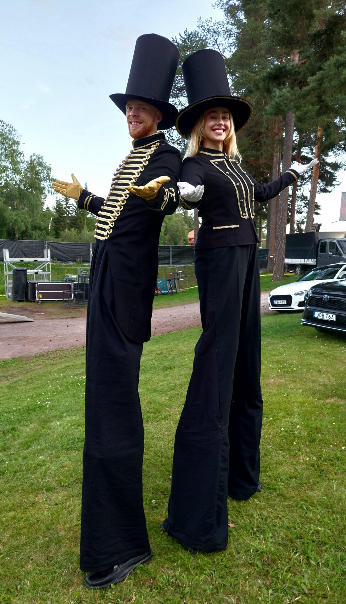 Hide & Klank - Vill du skapa en wow-effekt och ge dina gäster en oförglömlig upplevelse? De spektakulära styltgångarna Hide & Klank ger ditt event en extra dimension. Med deras imponerande höjd och konstnärliga dräkter blir de ett levande konstverk som fångar uppmärksamheten hos alla närvarande. Hide & Klank