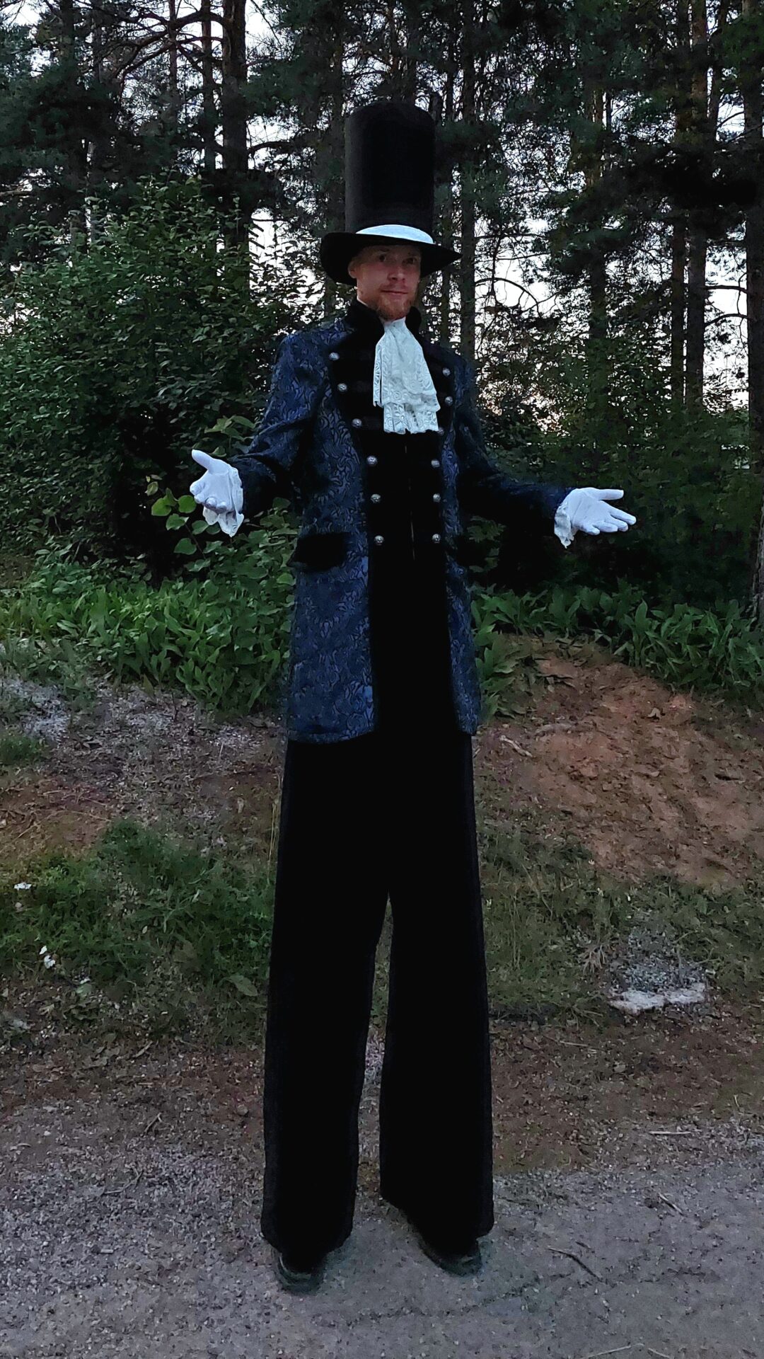 Hide & Klank - Vill du skapa en wow-effekt och ge dina gäster en oförglömlig upplevelse? De spektakulära styltgångarna Hide & Klank ger ditt event en extra dimension. Med deras imponerande höjd och konstnärliga dräkter blir de ett levande konstverk som fångar uppmärksamheten hos alla närvarande. Hide & Klank