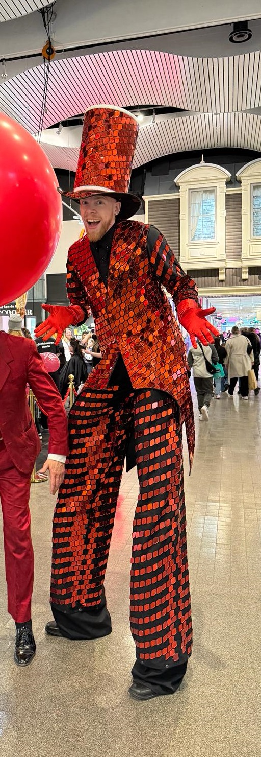 Hide & Klank - Vill du skapa en wow-effekt och ge dina gäster en oförglömlig upplevelse? De spektakulära styltgångarna Hide & Klank ger ditt event en extra dimension. Med deras imponerande höjd och konstnärliga dräkter blir de ett levande konstverk som fångar uppmärksamheten hos alla närvarande. Hide & Klank