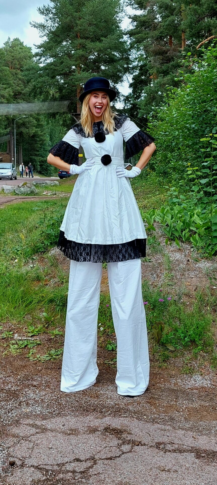 Hide & Klank - Vill du skapa en wow-effekt och ge dina gäster en oförglömlig upplevelse? De spektakulära styltgångarna Hide & Klank ger ditt event en extra dimension. Med deras imponerande höjd och konstnärliga dräkter blir de ett levande konstverk som fångar uppmärksamheten hos alla närvarande. Hide & Klank