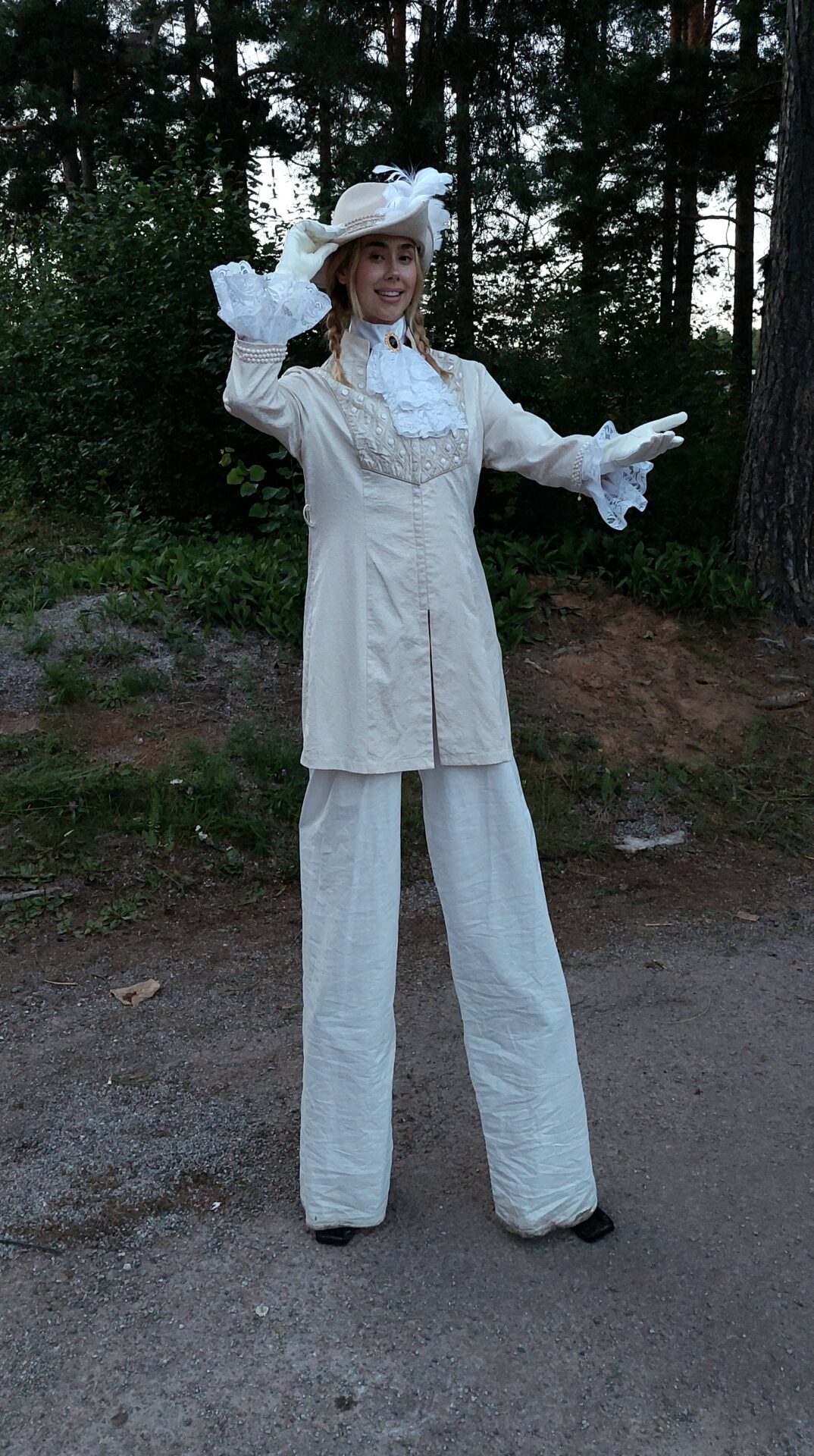 Hide & Klank - Vill du skapa en wow-effekt och ge dina gäster en oförglömlig upplevelse? De spektakulära styltgångarna Hide & Klank ger ditt event en extra dimension. Med deras imponerande höjd och konstnärliga dräkter blir de ett levande konstverk som fångar uppmärksamheten hos alla närvarande. Hide & Klank