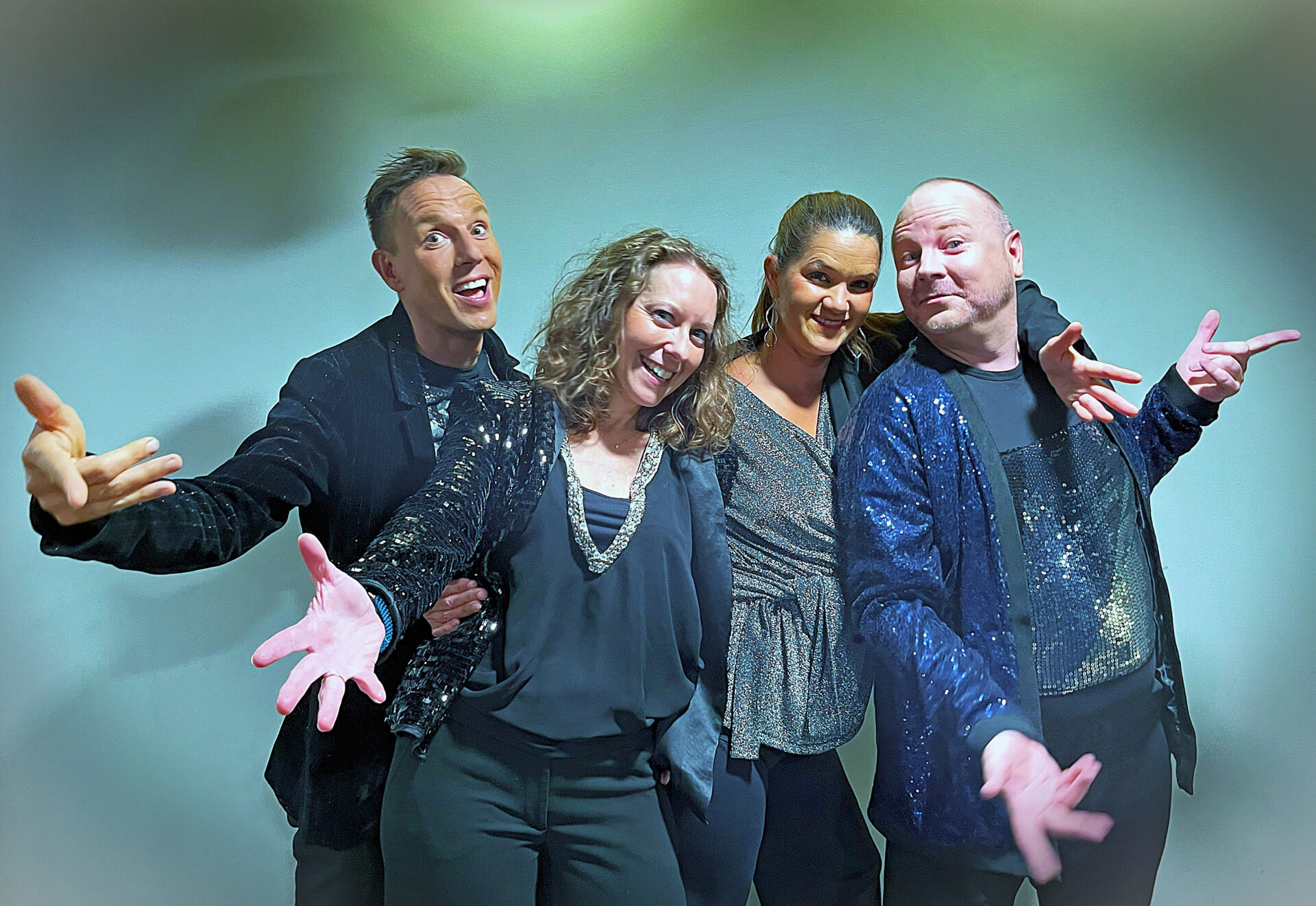 Showverket - Showverket är en showgrupp som har specialiserat sig på att skräddarsy underhållning som ett unikt program till festen. Om Du alltså behöver en ”egen” show som handlar om just Dig eller Dina festdeltagare/kunder, så har Du den rätta medicinen framför ögonen just nu! Ensemblen har funnits sedan 2000 och uppträtt på oräkneliga företagsfester. De skriver alltid nya sångtexter inför varje uppdrag, vilket gör varje show 100% unik! Att de sedan dessutom lyckas få publiken att vrida sig av skratt är en trevlig bonus på köpet. showverket