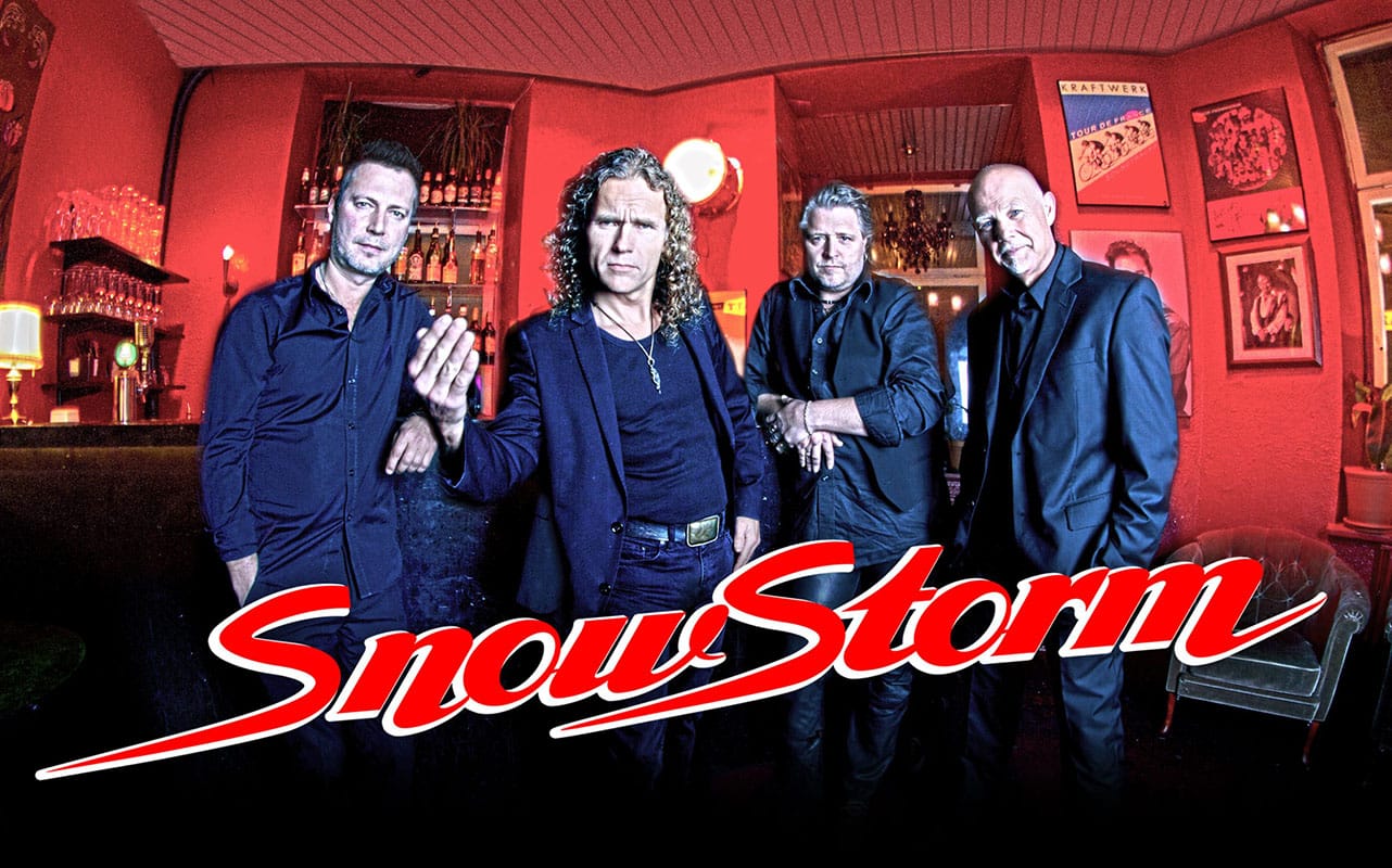 SnowStorm scaled 1 - Eventkraft har genom åren hjälpt många föreningar och företag att genomföra olika idrotts-event. Förutom att hyra ut ljudsystem till matcher och tävlingar, som kanske är det vanligaste behovet, så är vi också ofta anlitade för att förhöja upplevelsen av arrangemanget med olika typer av effekter och belysning. I samband med t.ex. spelar-entréer (s.k. match-intron), line up’er och prisutdelningar vill man ofta skapa lite extra show-känsla. I sådana sammanhang efterfrågas även produkter som scener, pyroteknik, konfetti, kolsyra, eldkastare och andra specialeffekter. Vi kan också bidra med vår långa erfarenhet av publika arrangemang, shower och liknande på ett sätt som säkerställer att effekterna Du bokar inte blir bortkastade. Våra tekniker och projektledare kan mycket om detta och har ofta gott om idéer, och är man riktigt seriös kan man också boka en producent som är med och tittar på alla detaljer i samband med ett event. Många gånger blir även våra artister och konferencierer/programledare inblandade vid sådana här tillställningar. Förutom direkt match-/sportrelaterade lösningar hjälper vi även till vid idrottsgalor, jubileum, ceremonier, mottagningar o.s.v.