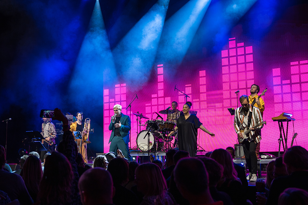 Soul Unit LIVEBILD - Anders & Terje är en grymt svängig duo som först och främst sätter känslan, svänget och uttrycket i centrum med en stark prägel av Americana. Med Terje Ökshei´s starka stämma i förgrunden och Anders Ådins egensinniga och svängiga gitarrspel som fundament.
Med helt olika bakgrunder så som Indiepop och folkmusik möttes duon i Americana-musiken och fann ganska så snabbt ett eget uttryck och sound. Här blandas alltifrån Mumford & Sons, Avicii, Dylan till Darell Scott och Chris Stapleton i ett egensinnigt och personligt tolkat program. Jag vill veta mer