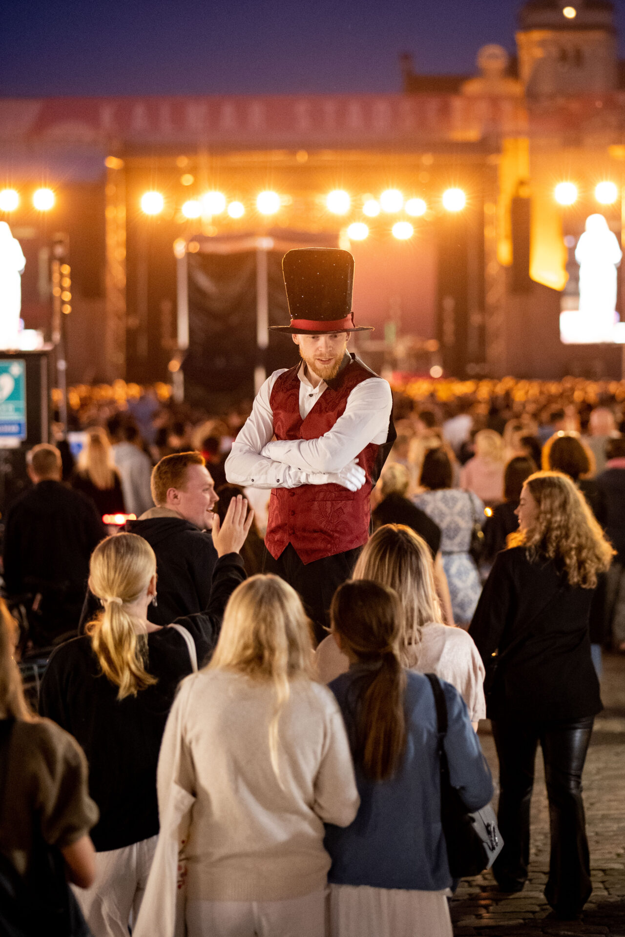 Hide & Klank - Vill du skapa en wow-effekt och ge dina gäster en oförglömlig upplevelse? De spektakulära styltgångarna Hide & Klank ger ditt event en extra dimension. Med deras imponerande höjd och konstnärliga dräkter blir de ett levande konstverk som fångar uppmärksamheten hos alla närvarande. Hide & Klank