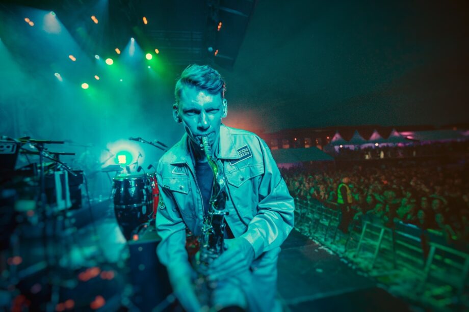 Sven Andersson saxofonist 2 - Sven Sax - Professionell Saxofonist. Sven Andersson är en mångsidig och eftertraktad svensk musiker med saxofon som främsta uttryck. Med lång erfarenhet på både scen och i studio behärskar han ett brett spektrum av musikstilar och anpassar sig lika naturligt till intima jazzkonserter som stora pop- och turnéproduktioner.