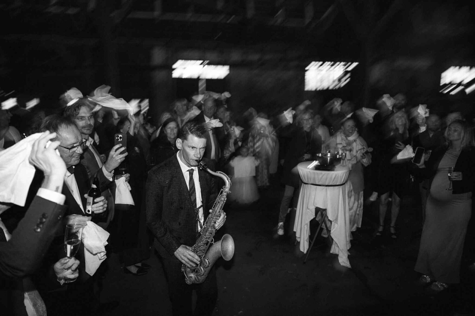 Sven Andersson saxofonist 3 - Sven Sax - Professionell Saxofonist. Sven Andersson är en mångsidig och eftertraktad svensk musiker med saxofon som främsta uttryck. Med lång erfarenhet på både scen och i studio behärskar han ett brett spektrum av musikstilar och anpassar sig lika naturligt till intima jazzkonserter som stora pop- och turnéproduktioner.