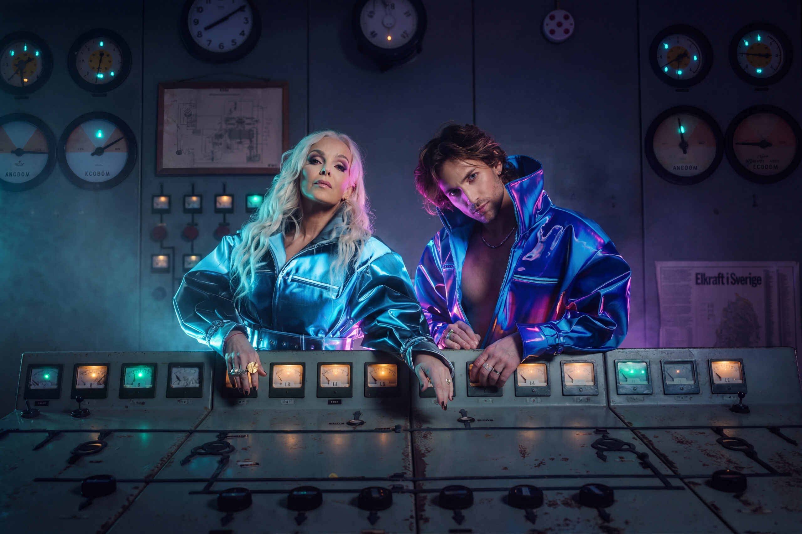 Tess och martin scaled - Sedan 2005 har Lyckofigur underhållit hundratals företag och tiotusentals personer över hela Sverige med shower, trubadurer och quiz. Dom jobbar lika enkelt från en stor scen med stor publik som bland borden i ett mindre sällskap. Dessutom skräddarsyr dom gärna underhållningen på ett sätt som gör att det passar både budget och smak.