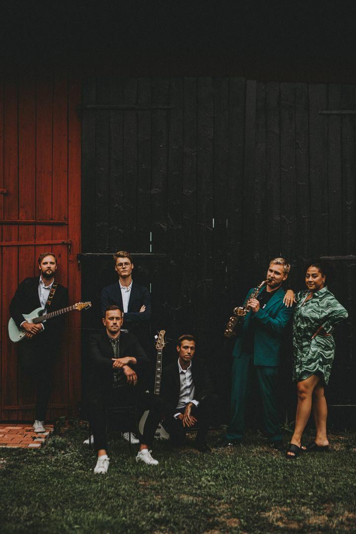 The Soul Unit - The Soul Unit är det sprudlande och fartfyllda partybandet som verkligen får publiken att vilja dansa. Dom passar perfekt till företagsevent, galamiddagar, afterski, privata fester och bröllop. Med sin repertoar av det bästa inom pop-, house-, disco- & soul-världen levererar dom alltid en högklassig och minnesvärd show. The Soul Unit Bild 2 1 - The Soul Unit är det sprudlande och fartfyllda partybandet som verkligen får publiken att vilja dansa. Dom passar perfekt till företagsevent, galamiddagar, afterski, privata fester och bröllop. Med sin repertoar av det bästa inom pop-, house-, disco- & soul-världen levererar dom alltid en högklassig och minnesvärd show.