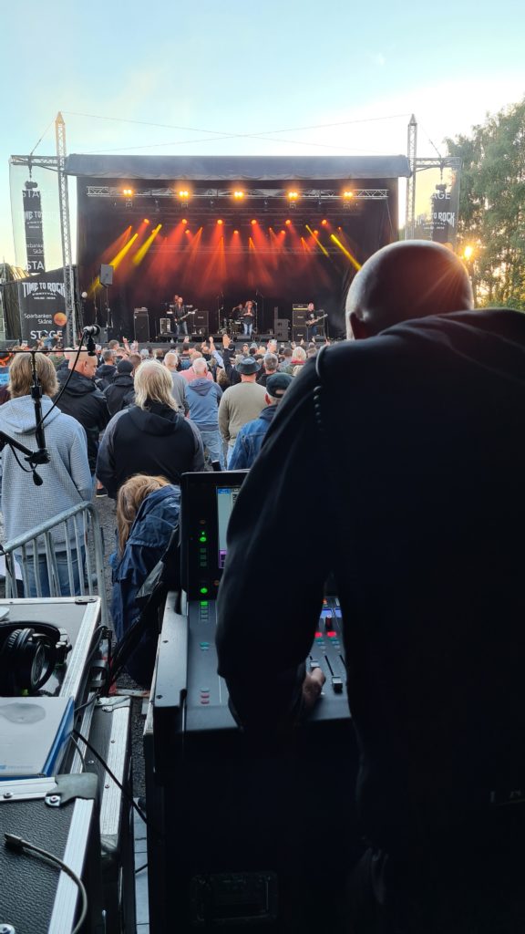 TimeToRock4 576x1024 1 - Time to Rock är en mysig och lagom stor festival för hårdrocksälskande publik i södra Sverige. I det lilla samhället Knisslinge samlas ca 4-5000 fans och entusiaster för att njuta av bra musik under tre dagar under den första helgen i Augusti.