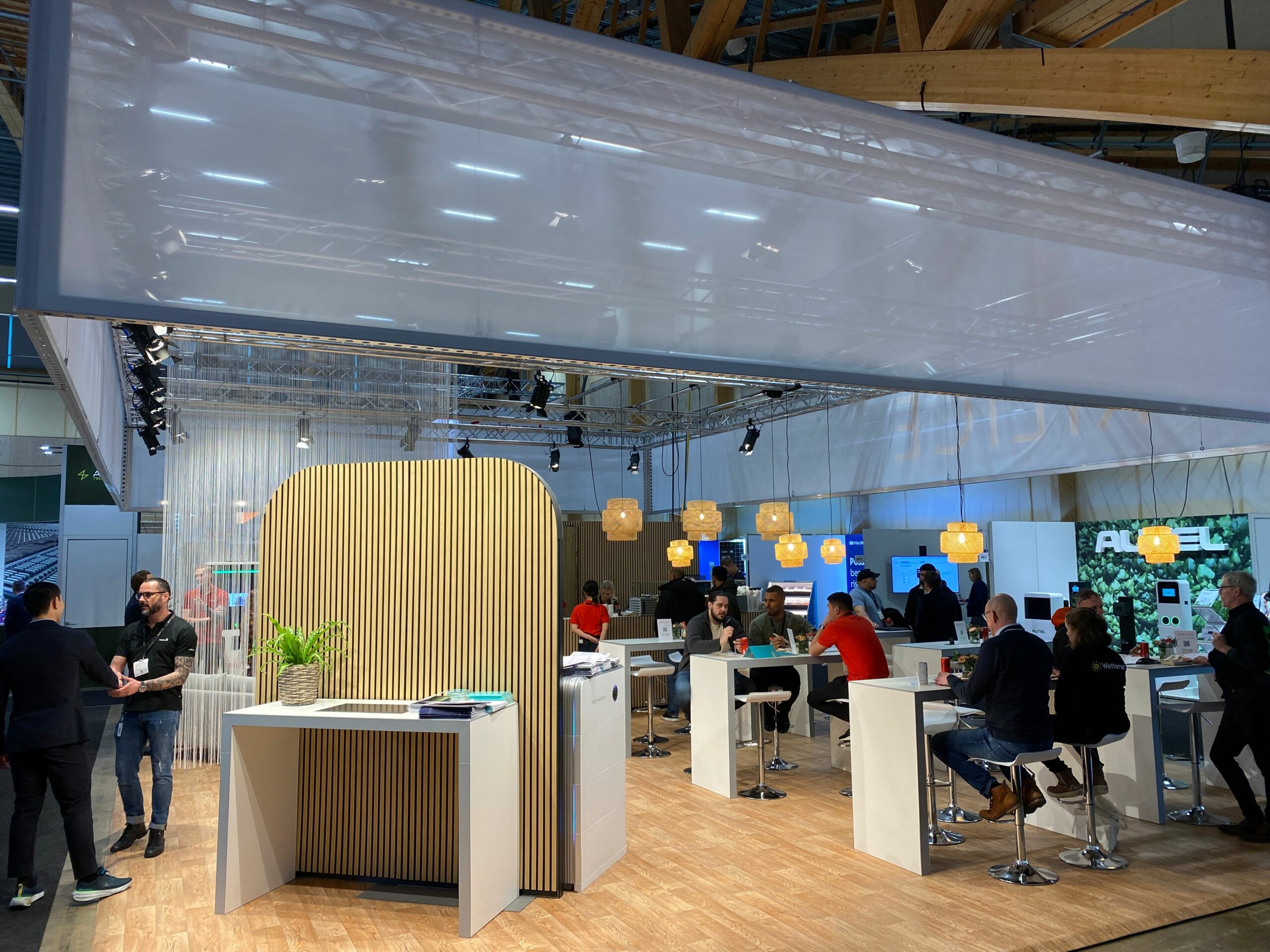 Touchskarm iZI table station scaled - Den tekniska utvecklingen inom solenergi och grön teknik har tagit stora steg den senaste tiden och Eventkraft fick nyligen förmånen att hjälpa flera utställare med monterteknik på mässan Elmia Solar.