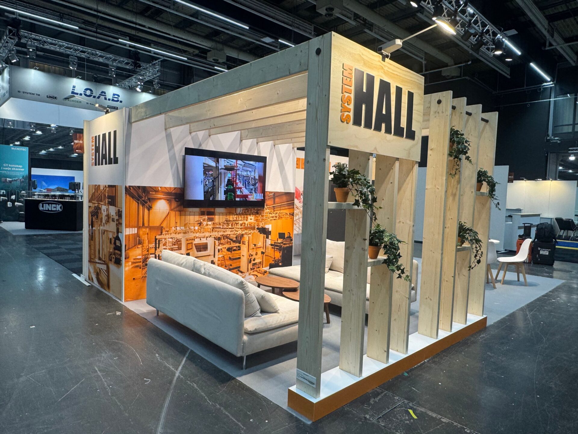 Tra teknik 1 - Vissa montrar ger en upplevelse utöver det vanliga. Genom att kombinera varm belysning med mycket trä-element och en ljus nordisk design på möbler mm, förmedlade System Halls monter en upplevelse av både lugn, dynamik och samtidigt en otrolig dragkraft på besökarna.