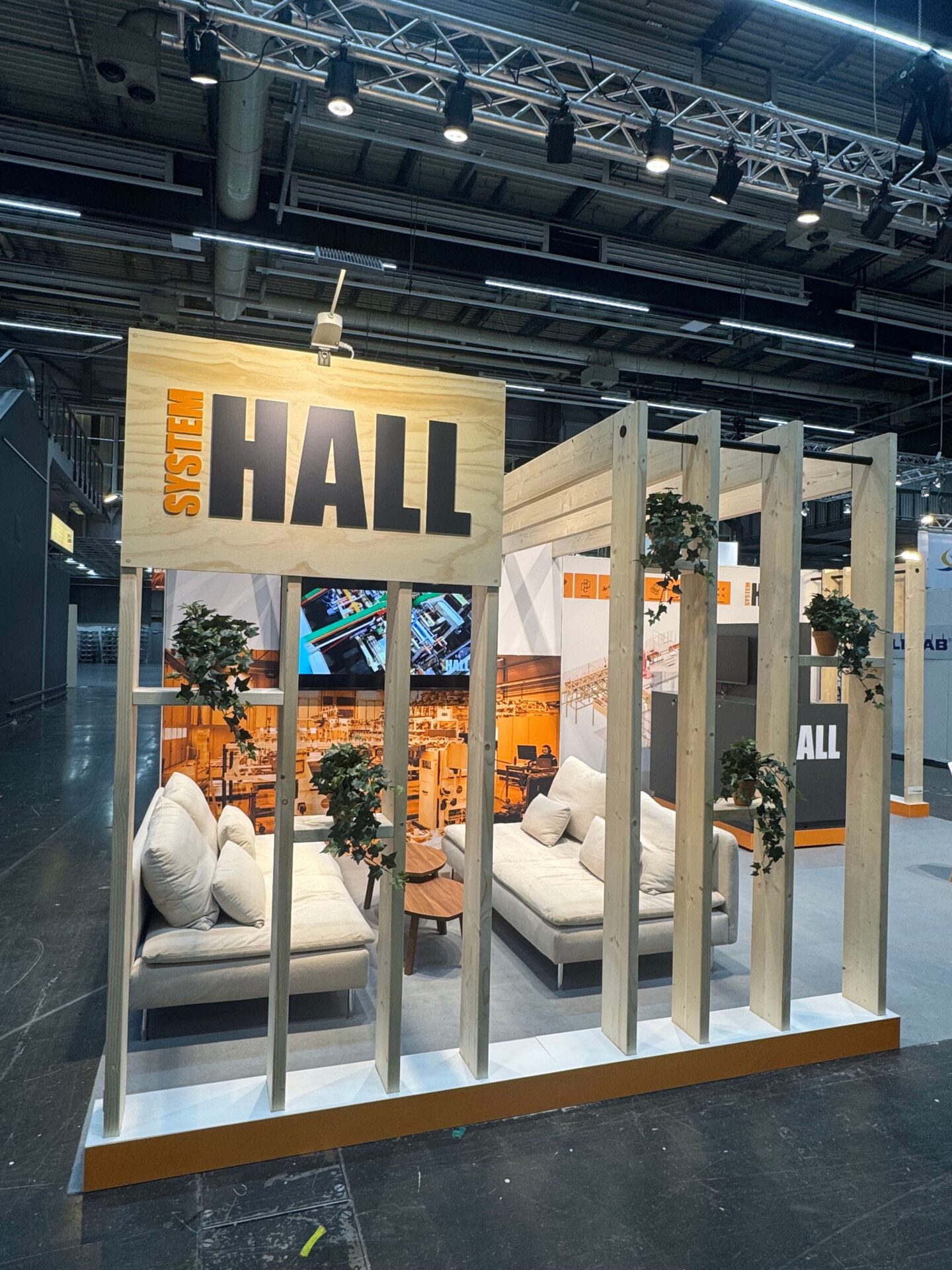 Tra teknik 2 - Vissa montrar ger en upplevelse utöver det vanliga. Genom att kombinera varm belysning med mycket trä-element och en ljus nordisk design på möbler mm, förmedlade System Halls monter en upplevelse av både lugn, dynamik och samtidigt en otrolig dragkraft på besökarna.