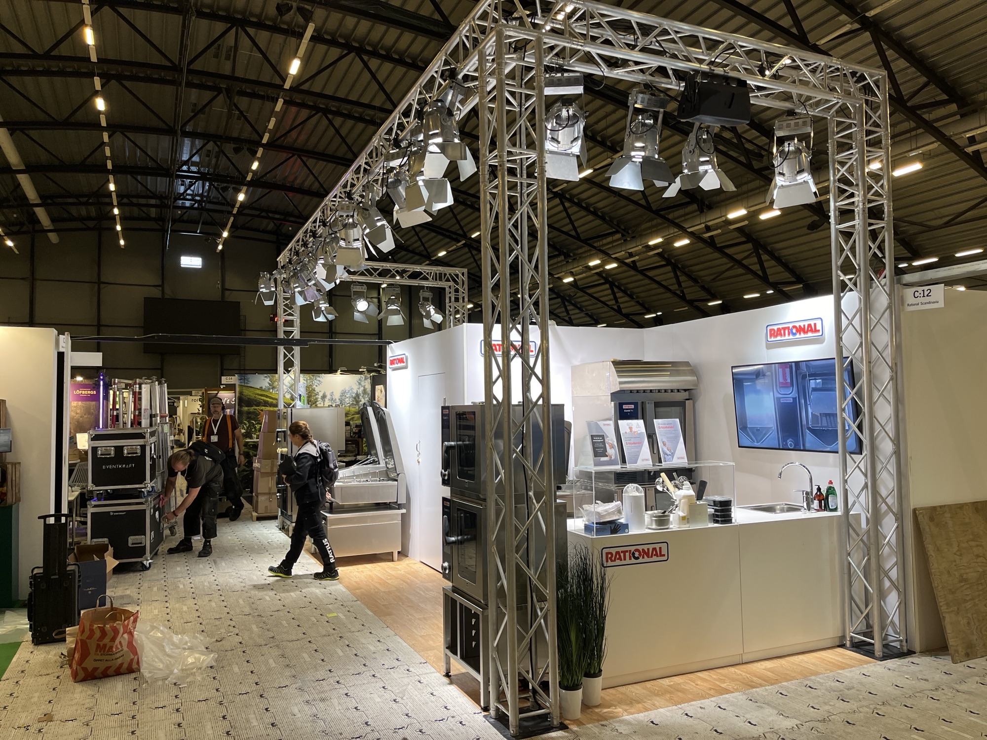 Trossbox pa ben ljud i tross 5 - I vår hyrshop finns all typ av utrustning till din monter. Kontakta oss för att höra mer om hur vi kan hjälpa dig.