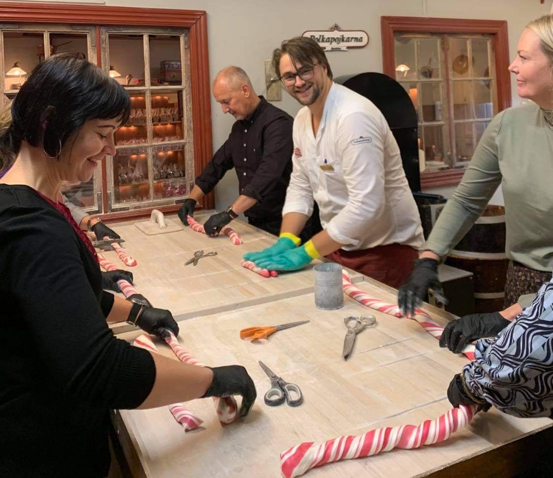 baka polkagrisar i granna - Teambuilding på gång? På den här sidan hittar du exempel på aktiviteter för både kropp och själ. Till många av dom finns det paketerbjudanden där aktivitet och mat kan bokas i kombination på olika restauranger runt om i Sverige.