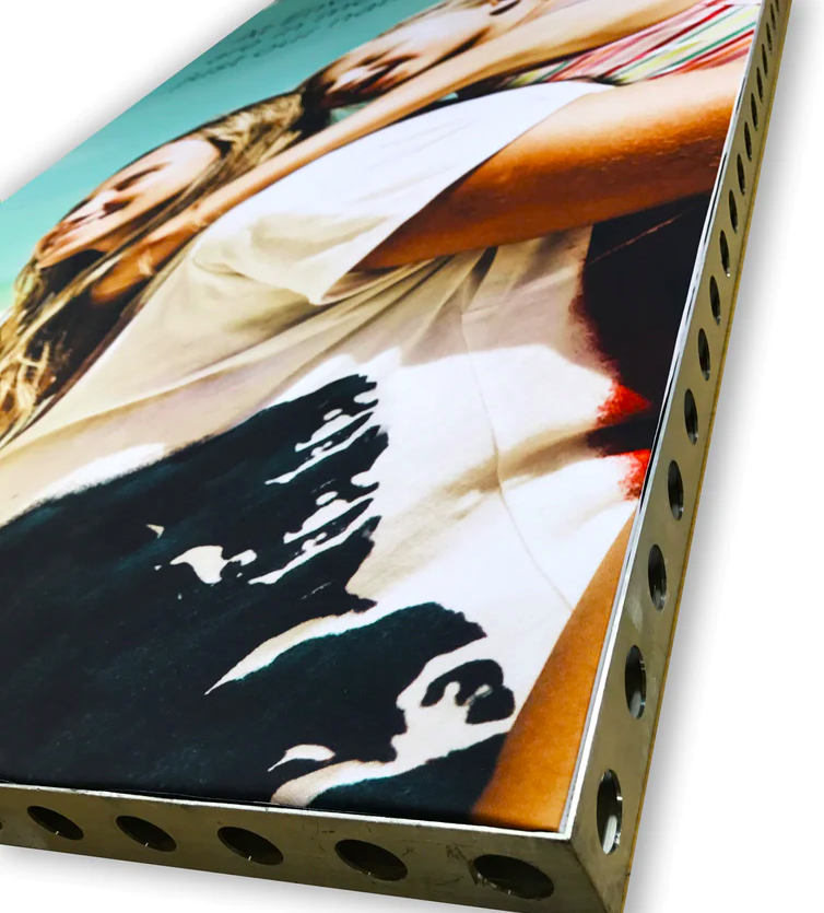 bematrix modulsystem covers - beMatrix är ett av de ledande varumärkena för modulbaserade montersystem. Det är ett flexibelt och hållbart system som kan kläs med det du önskar: tryckt textil, trä, forex- eller gobond-skivor, LED-skin eller glas. Det innebär att man kan få väggar, golv och tak inklädda med vilka typer av bilder man vill - en monter som ser ut exakt som du har visualiserat den! Utöver montrar kan man enkelt skapa exponeringsytor, pop-up-koncept, bygga rum i rummet, rama in scener, event, konferenser o.s.v.