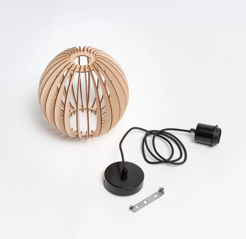Envolight Clay hängande lampa i björkplywood Ø23cm - Färg: svart, ljust trä Material: Metall, textil, björkplywood Diameter: 23cm Upphängning: 150cm Nettovikt: 0,45kg Levereras med LED-globlampa Watt : 3,8 Ljusflöde: 806lm Färgtemperatur: 2700 (varmvit) Längd: 13,8 cm Diameter: 9,5cm Dimbar: Nej clay hängande lampa björkplywoodplywood