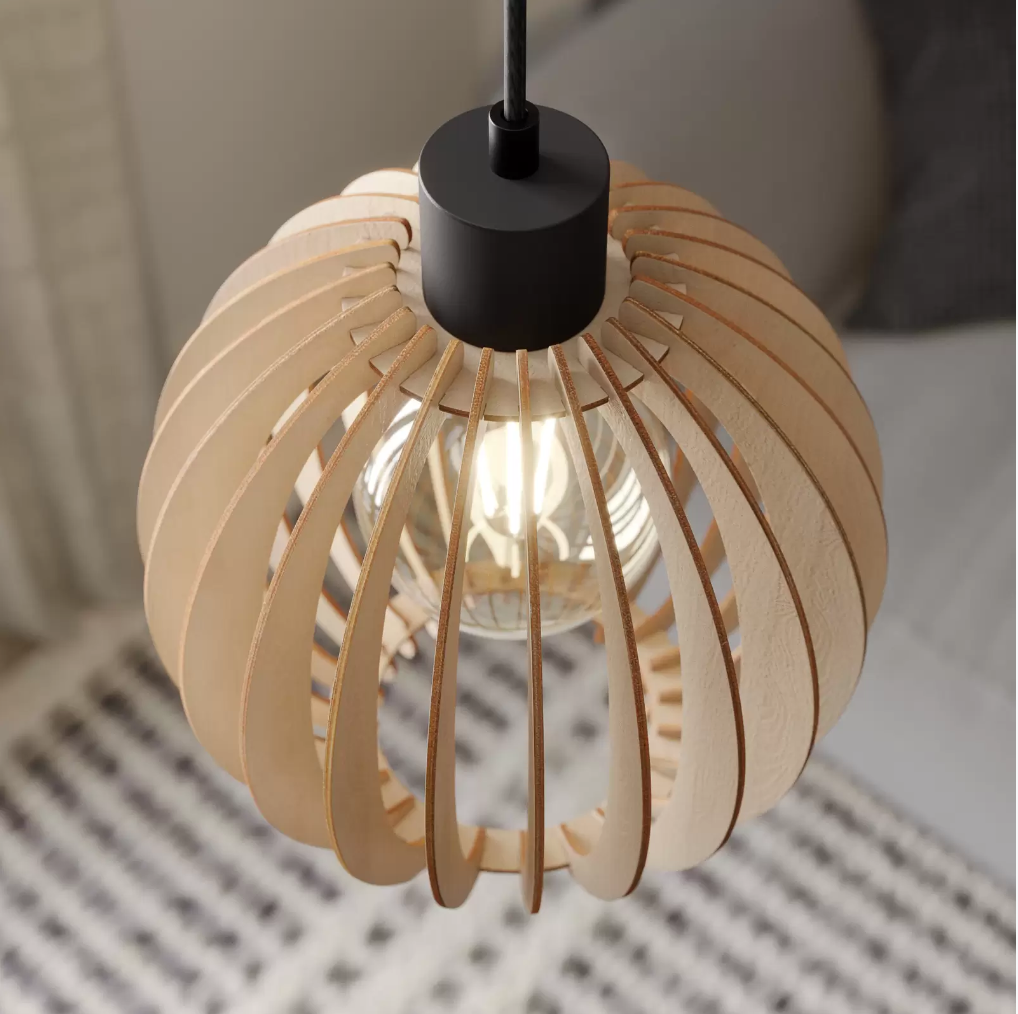 Envolight Clay hängande lampa i björkplywood Ø23cm - Färg: svart, ljust trä Material: Metall, textil, björkplywood Diameter: 23cm Upphängning: 150cm Nettovikt: 0,45kg Levereras med LED-globlampa Watt : 3,8 Ljusflöde: 806lm Färgtemperatur: 2700 (varmvit) Längd: 13,8 cm Diameter: 9,5cm Dimbar: Nej clay hängande lampa björkplywoodplywood