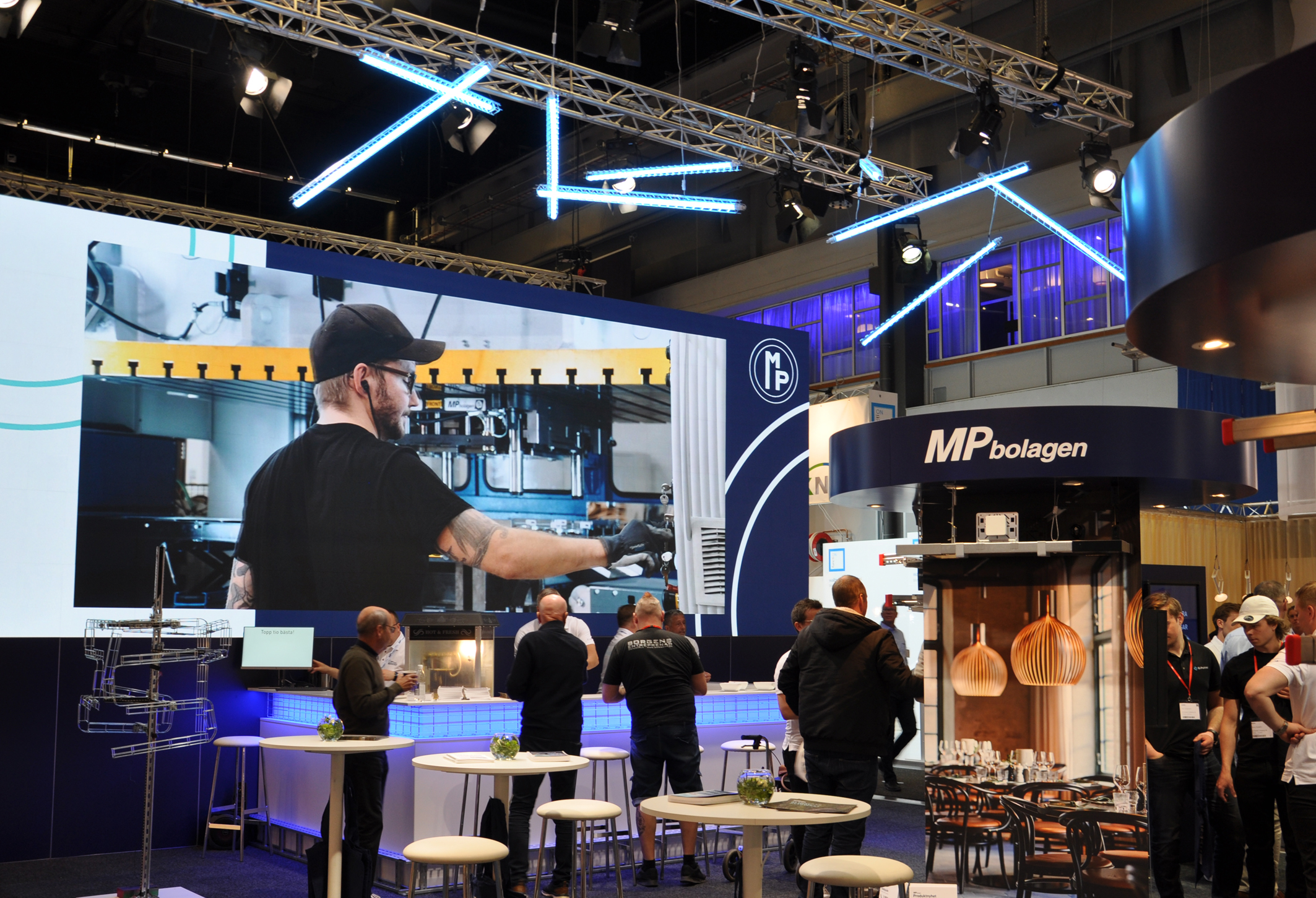 elfack tross och belysning - Bra exponering handlar till stor del om att synas och uppmärksammas. En monter med genomslagskraft belönas med många besökare och sannolikt även mycket affärer. Eventkraft kan hjälpa monter-konstruktörer och utställare med tekniska behov för monter & mässa. Hos oss kan Du köpa eller hyra utrustning som förstärker och förtydligar Ditt varumärke vid kommunikation med marknaden.