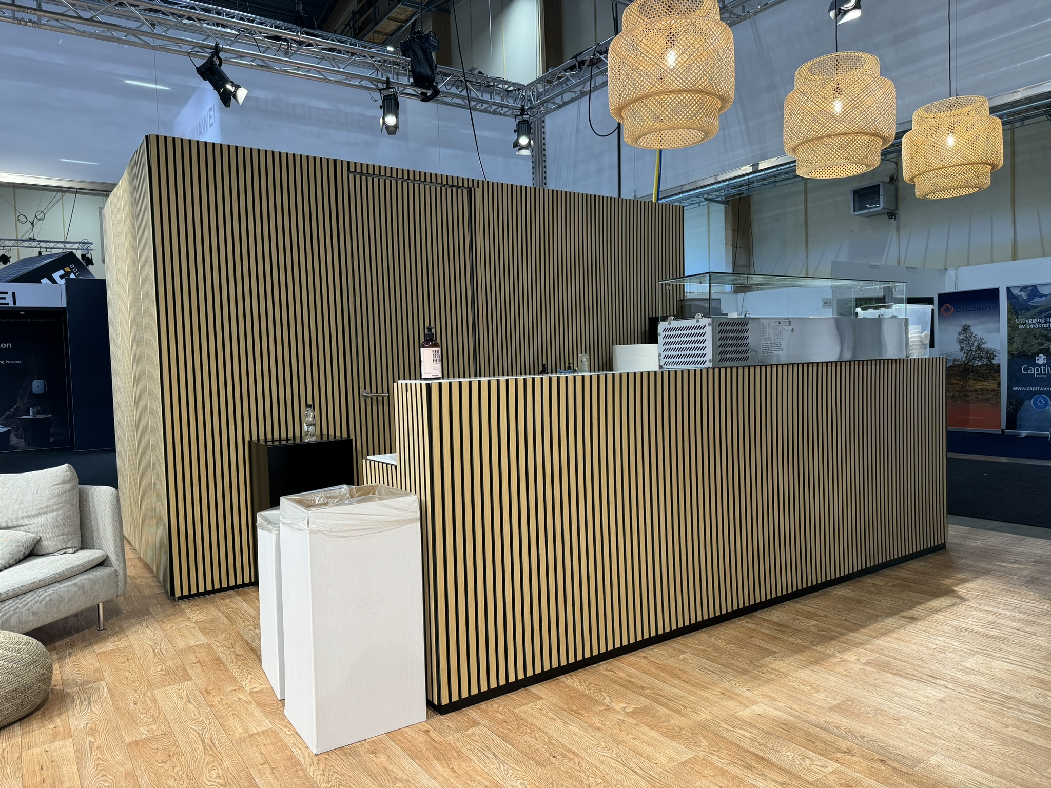 elmia solar 2024 aprilice - Den tekniska utvecklingen inom solenergi och grön teknik har tagit stora steg den senaste tiden och Eventkraft fick nyligen förmånen att hjälpa flera utställare med monterteknik på mässan Elmia Solar.