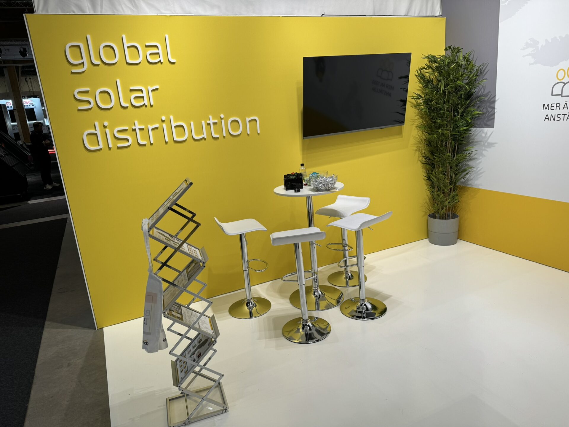 Premiär för Elmia Solar - Den tekniska utvecklingen inom solenergi och grön teknik har tagit stora steg den senaste tiden och Eventkraft fick nyligen förmånen att hjälpa flera utställare med monterteknik på mässan Elmia Solar. elmia solar