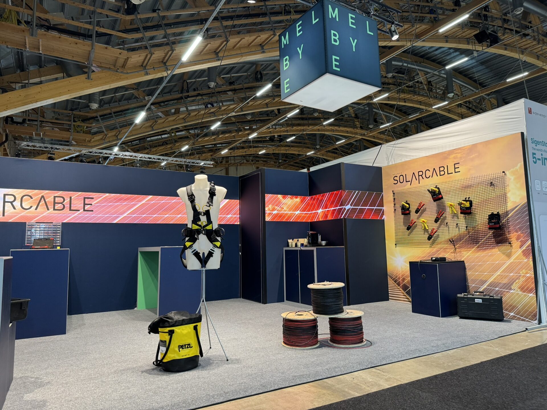 Premiär för Elmia Solar - Den tekniska utvecklingen inom solenergi och grön teknik har tagit stora steg den senaste tiden och Eventkraft fick nyligen förmånen att hjälpa flera utställare med monterteknik på mässan Elmia Solar. elmia solar